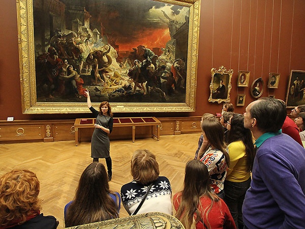 Гид в музее рассказывает о картине Брюллова