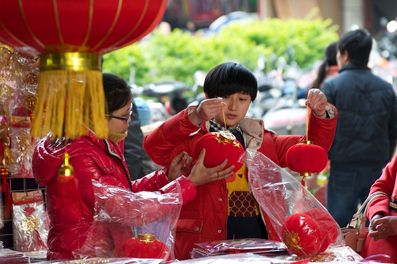 Покупка красных фонариков на китайский Новый год