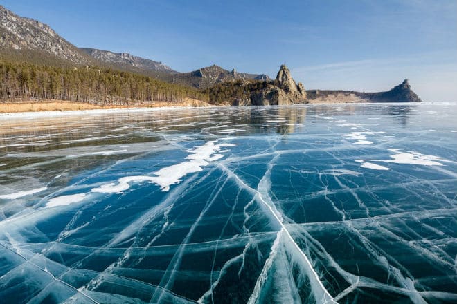 Лед на Байкале зимой