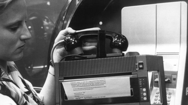Портативный факсимильный аппарат на выставке в Германии в 1990 году