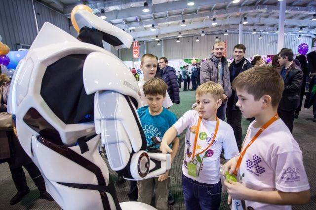 Взаимодействие с дроидом может вдохновить детей на знакомство с робототехникой.