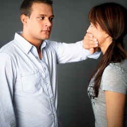 20 признаков мужчины-агрессора в отношениях: кто он и что делать